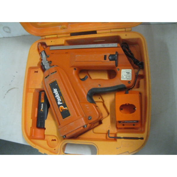 PASLODE IMPULSE NAILER W/BATTERY & CHARGER IN CASE