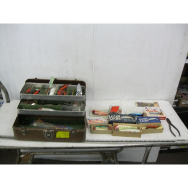 TACKLEBOX W/ASST. CONTENTS INCL. LUCKY LURE PLUGS, LYMAN PLUGS, ETC.