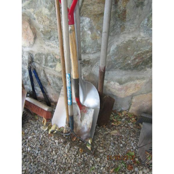 BUNDLE OF GARDEN TOOLS