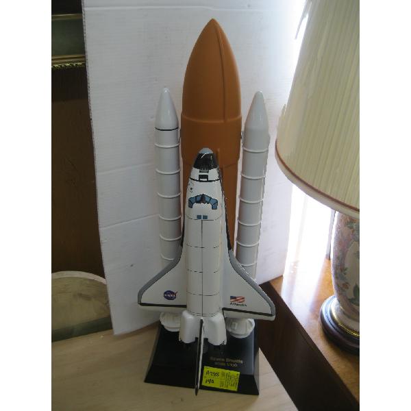 1/100TH SCALE MODEL OF SPACE SHUTTLE