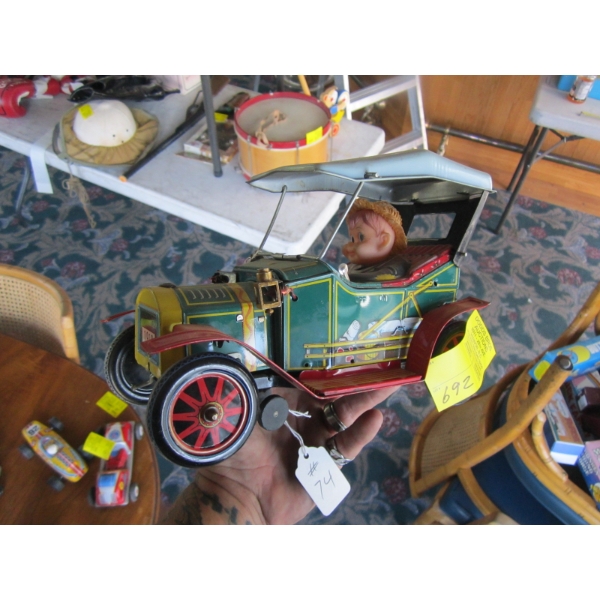 TIN BATTERY OPERATED CAR