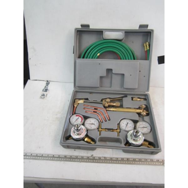 WELDING GAS REGULATOR & TORCH SET IN CASE