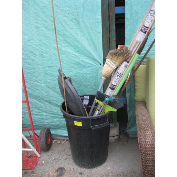 BLACK GARBAGE CAN W/MISC. GARDEN TOOLS, DÉCOR, BAMBOO STAKES, ETC.