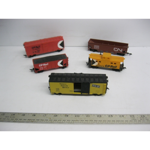 5 HO SCALE TRAIN CARS
