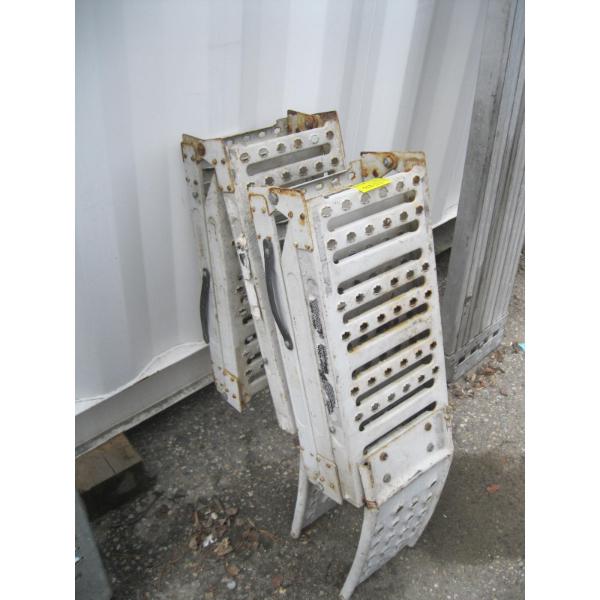 PAIR OF FOLDING RAMPS