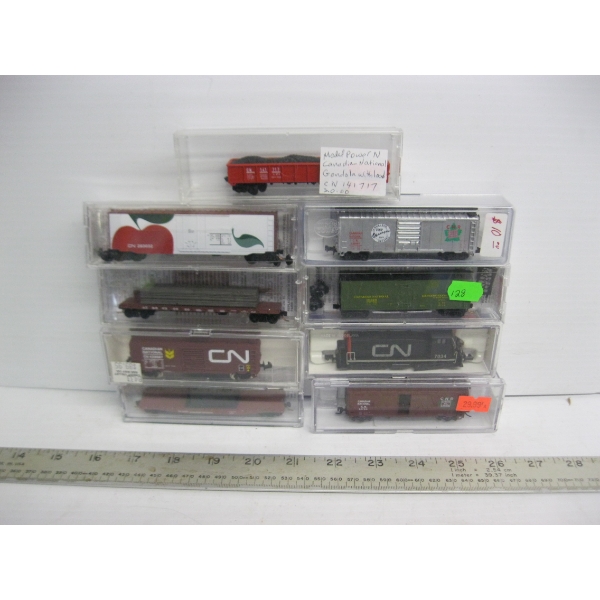 8 N SCALE TRAIN CARS