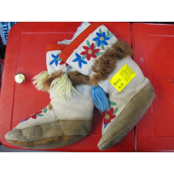 PAIR OF LEATHER MOCCASINS
