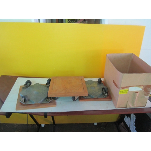 3 - 4 WHEEL DOLLEYS & BOX OF ROLLERS