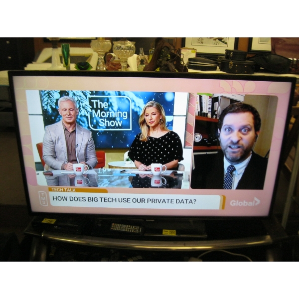 55" FLATSCREEN TV W/REMOTE