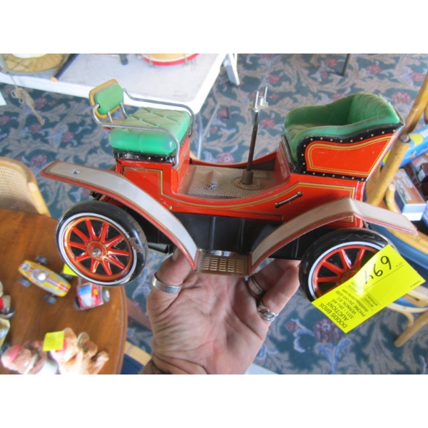 TIN BATTERY OPERATED CAR