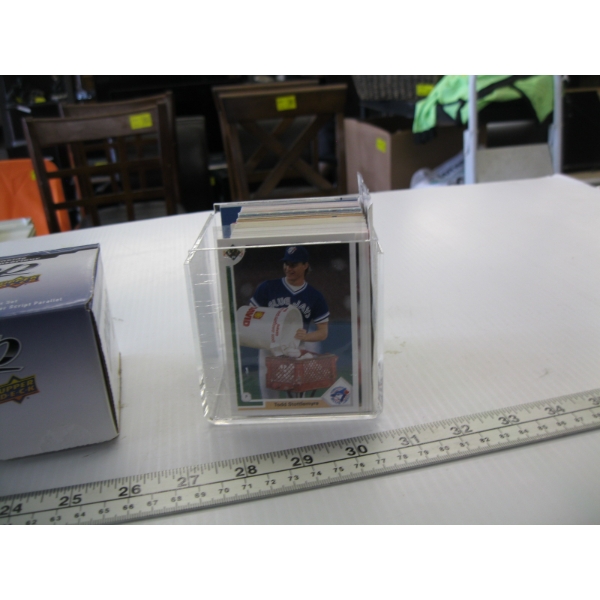 2 CONTAINERS OF HOCKEY CARDS