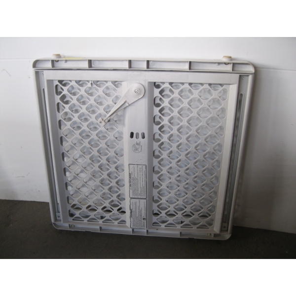 ADJUSTABLE SAFETY GATE