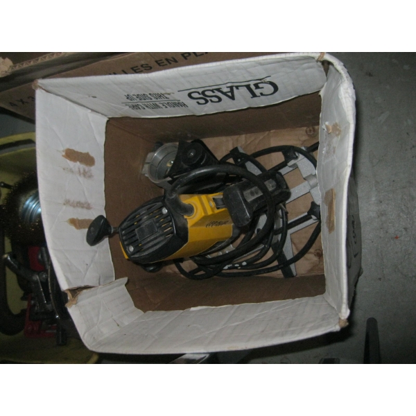 DEWALT ROUTER W/ASST. ACCESS.