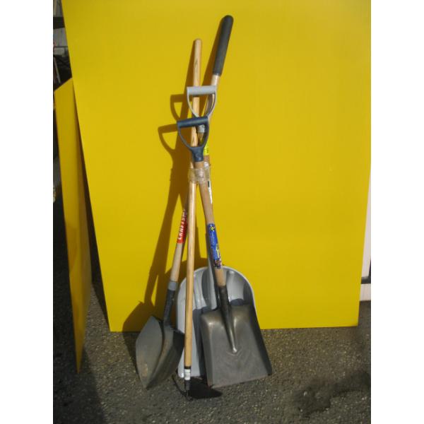 BUNDLE OF GARDEN TOOLS