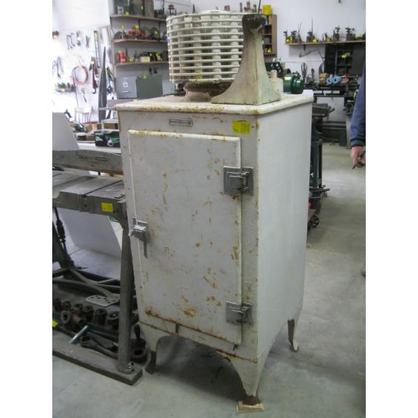 GE FRIDGE W/VINTAGE COIL ON TOP & EXTRA LEG