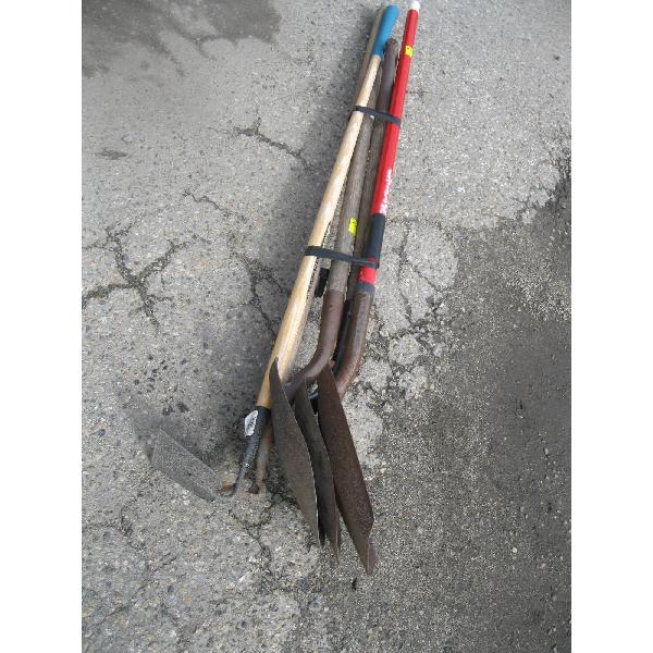 BUNDLE OF GARDEN TOOLS