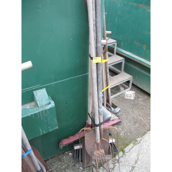 BUNDLE OF GARDEN TOOLS
