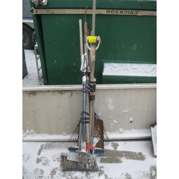 BUNDLE OF GARDEN TOOLS