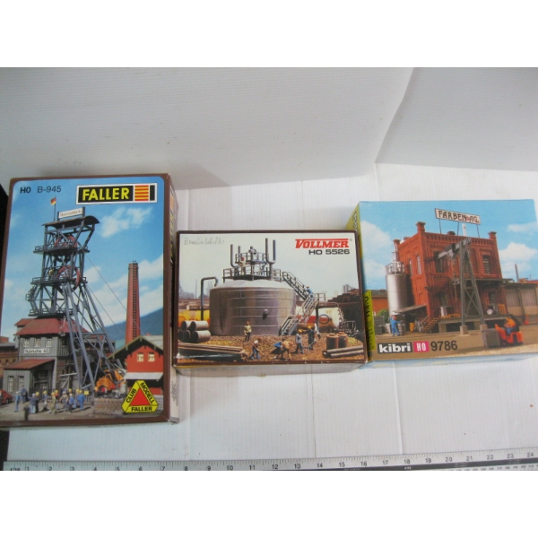 3 HO TRAIN BUILDINGS