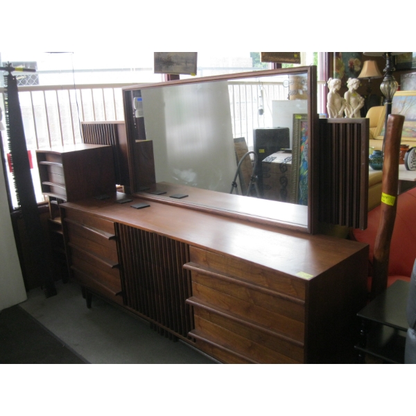 4 PIECE MIRRORED DRESSER, 2 NIGHTSTANDS & MATCHING KING SIZE HEADBOARD