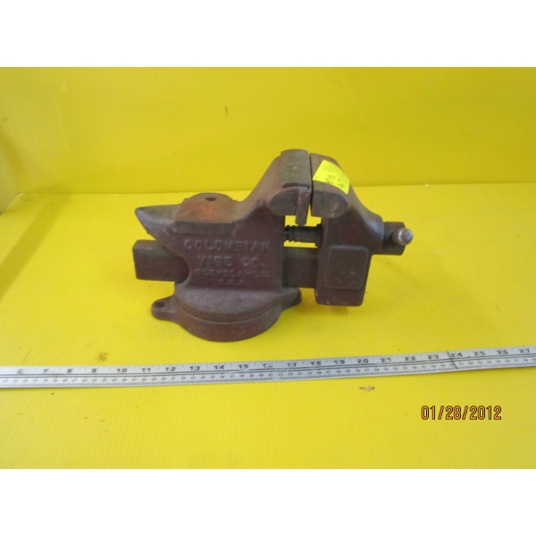 SWIVEL BENCH VISE
