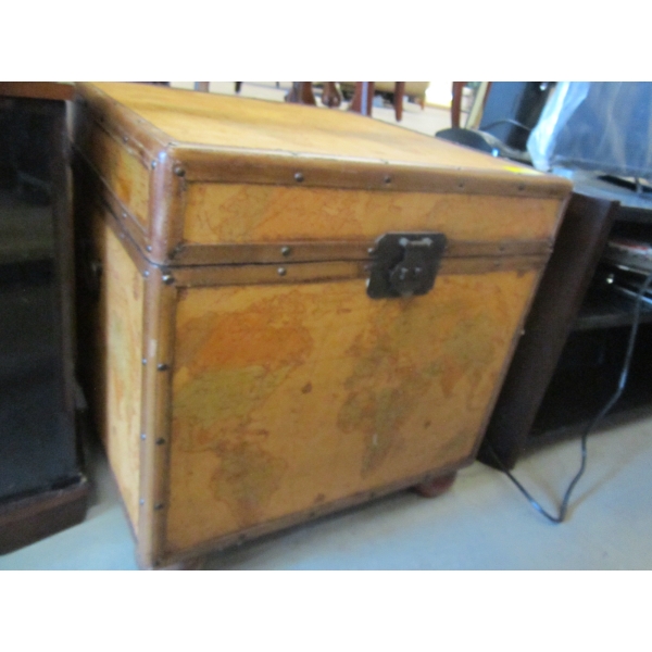 NEW STEAMER TRUNK W/WORLD DESIGN