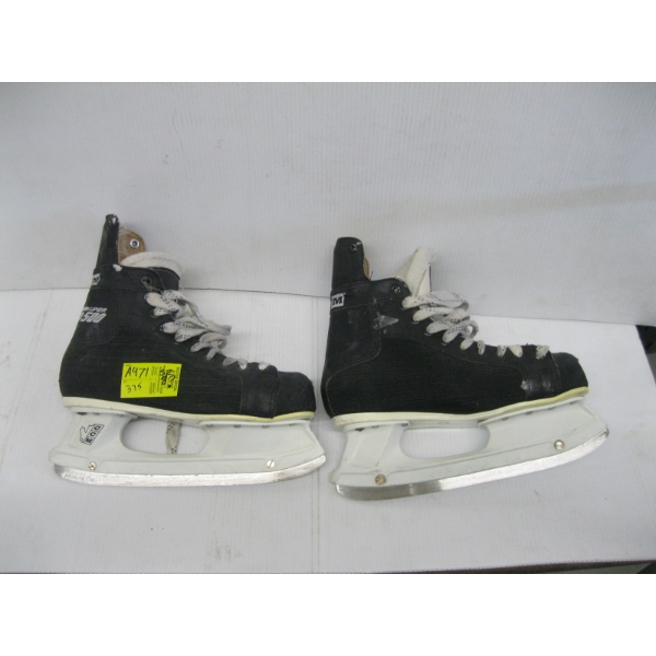 PAIR OF CCM SUPER 500 SZ 8 SKATES