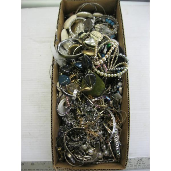 BAG OF COSTUME JEWELLERY