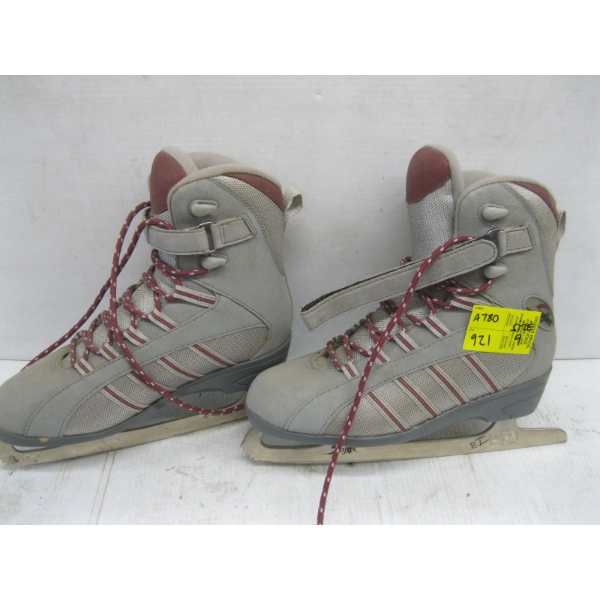 PAIR OF SZ 9 SKATES
