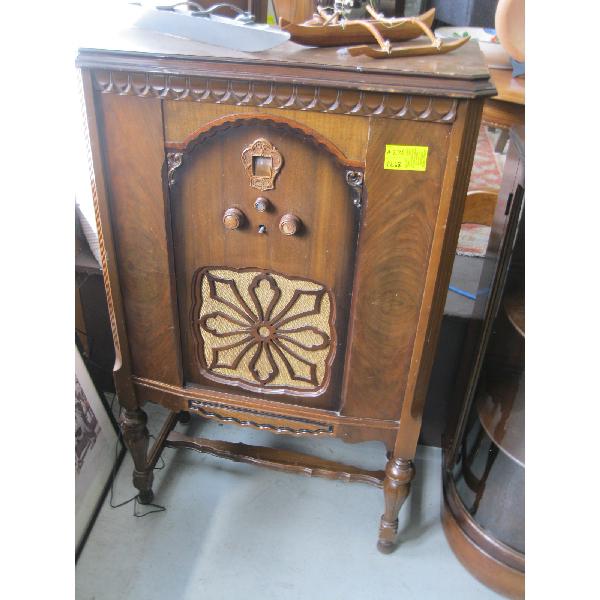 WOOD CASED CABINET RADIO