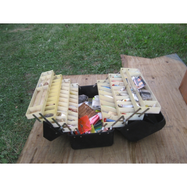 FOLD OUT TACKLEBOX W/CONTENTS