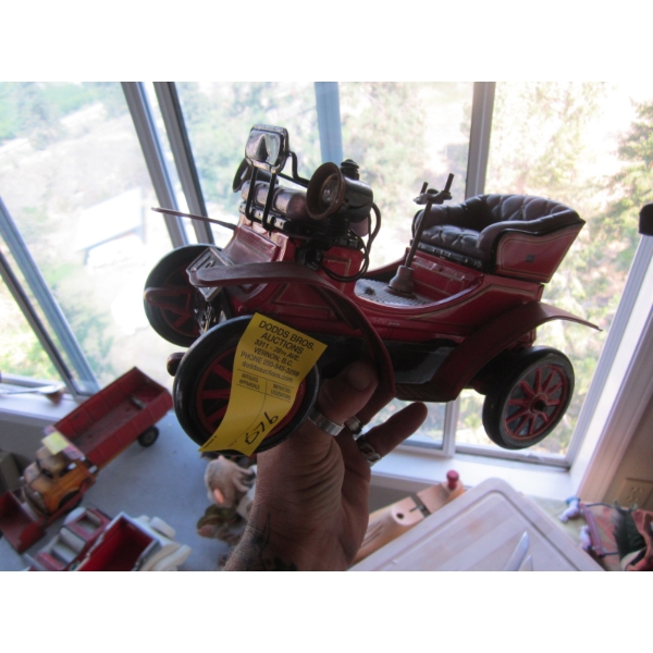 TIN ELECTRIC BATTERY OPERATED CAR