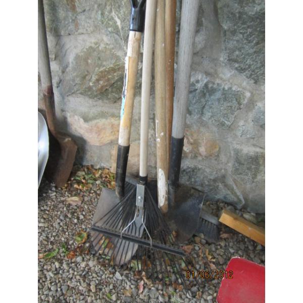 BUNDLE OF GARDEN TOOLS
