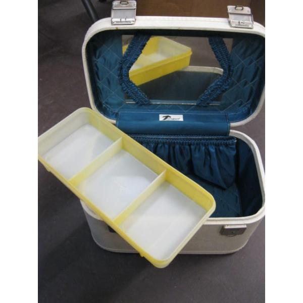 SET OF VINTAGE SUITCASES