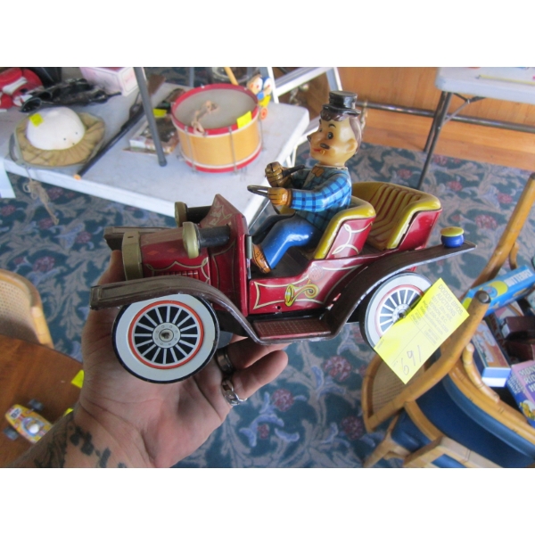 TIN BATTERY OPERATED CAR