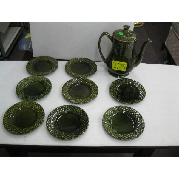 MCM GREEN COFFEE POT W/GREEN SIDEPLATES