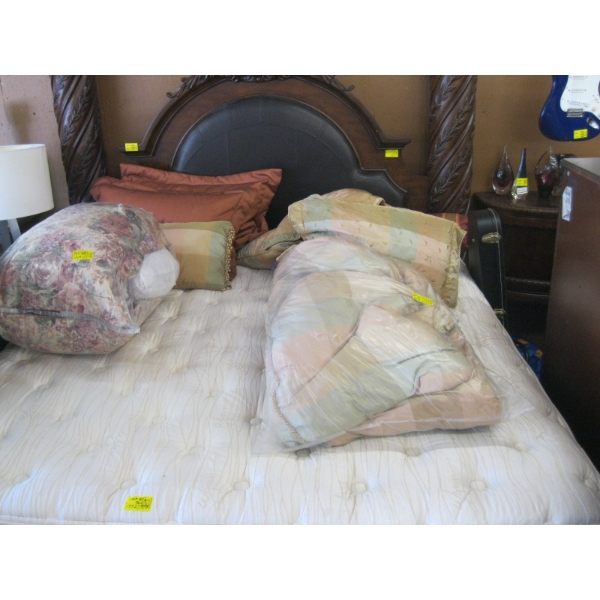 ASST. PILLOWS & BEDDING