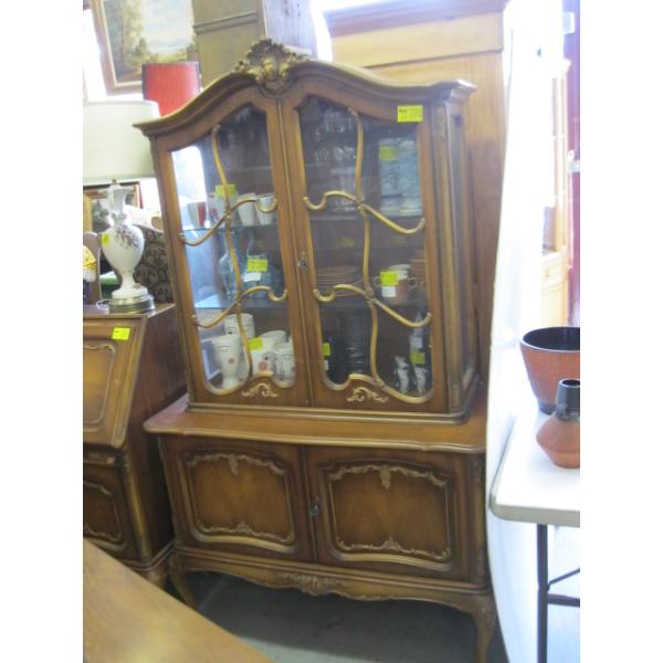 GLASS DOOR CHINA CABINET W/KEYS