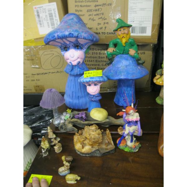 COLLECTABLE MUSHROOMS & SM. WADE FIGURINES