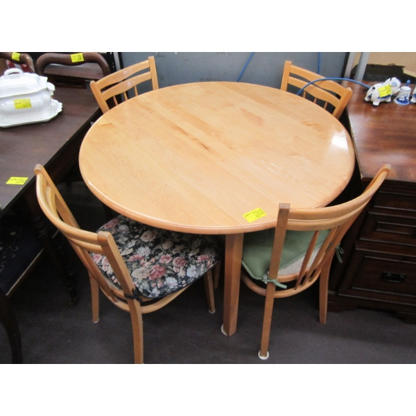 ROUND WOODEN DINETTE TABLE W/4 CHAIRS