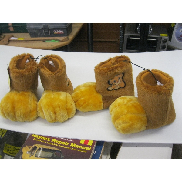 2 PAIR OF LION FEET SLIPPERS
