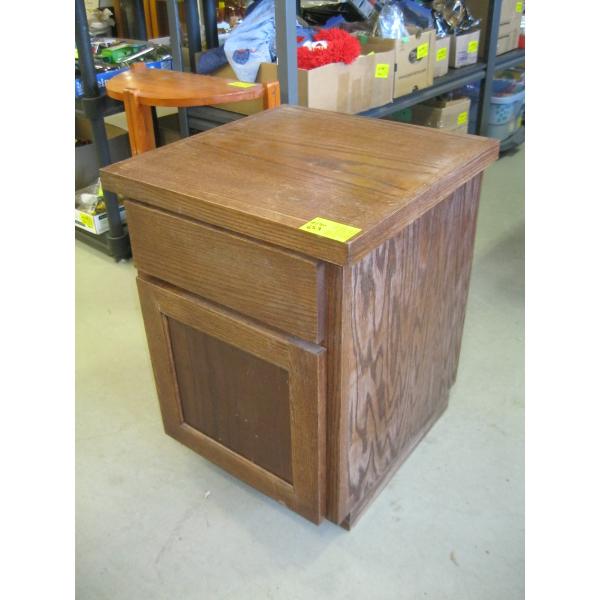 SMALL OAK SINGLE DRAWER SINGLE DOOR NIGHT STAND