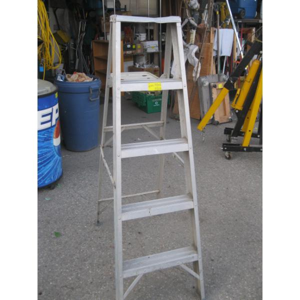 5' ALUMINUM STEPLADDER