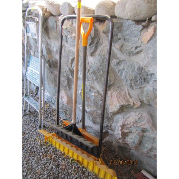 3 SNOW SHOVELS