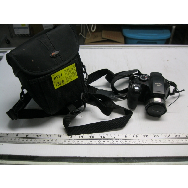 FUJI DIGITAL CAMERA W/CASE