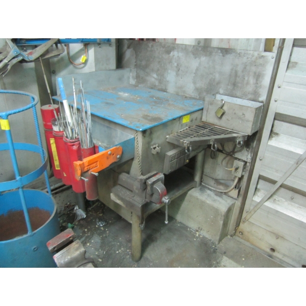 METAL STAND - MISSING REAR LEGS - COMPLETE W/VISE