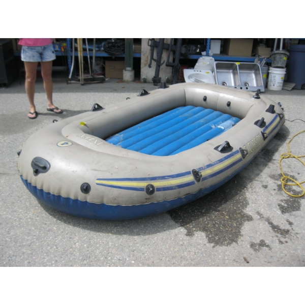 LG. INTEX EXCURSION RAFT