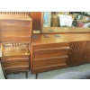 Image 2 : 4 PIECE MIRRORED DRESSER, 2 NIGHTSTANDS & MATCHING KING SIZE HEADBOARD
