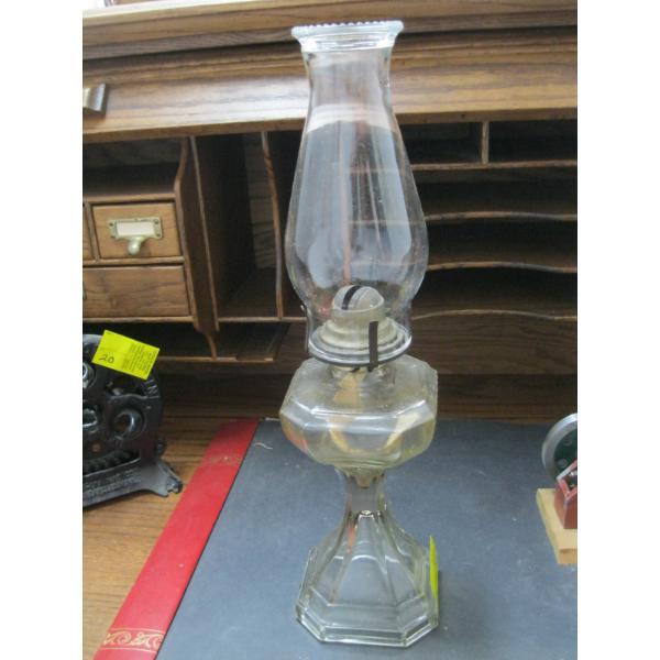 OIL LANTERN W/CHIMNEY