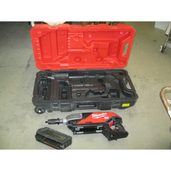 MILWAUKEE HEAVY DUTY CORING DRILL W/BATTERY, NO CHARGER